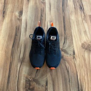 Reposhed Nike Zoom Winflo 4 shield 8- never used, too big